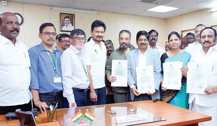 மாநிலங்களவைத் தேர்தலில் திமுக சார்பில் போட்டியிட்டு வெற்றி பெற்ற மக்கள் நீதி மய்யம் கட்சித் தலைவர் கமல்ஹாசன், திமுகவின் பி.வில்சன், எஸ்.ஆர்.சிவலிங்கம், கவிஞர் சல்மா ஆகியோருக்கு வெற்றி பெற்றதற்கான சான்றிதழை தேர்தல் நடத்தும் அலுவலரும், சட்டப்பேரவை கூடுதல் செயலாளருமான பி.சுப்பிரமணியம் நேற்று வழங்கினார். உடன் துணை முதல்வர் உதயநிதி ஸ்டாலின் உள்ளிட்டோர்.